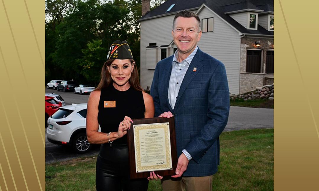 VFW Post 3873 Commander Staci Boyer and Naperville Mayor Scott Wherli